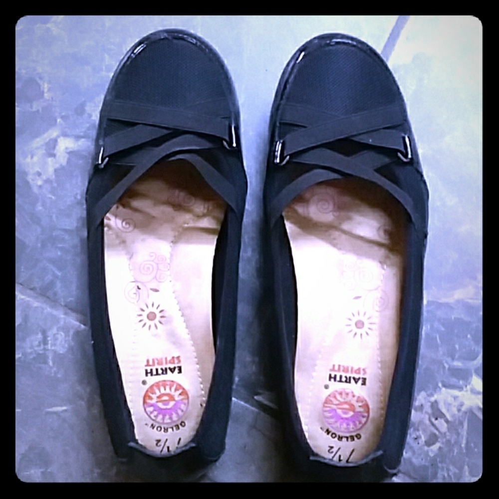 GIRLS ALL BLACK CLOSE TOED STAPPY FLATS